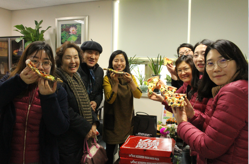 2017년 12월 22일 봉사자(이영호 김상금)분이 주신 피자 선물